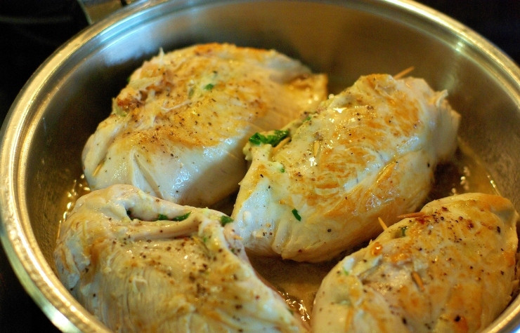 1. Этап. Рулетики из куриной грудки: В жидкость укладываем наши рулетики, накрываем крышкой и тушим около 20-25 минут на небольшом огне.