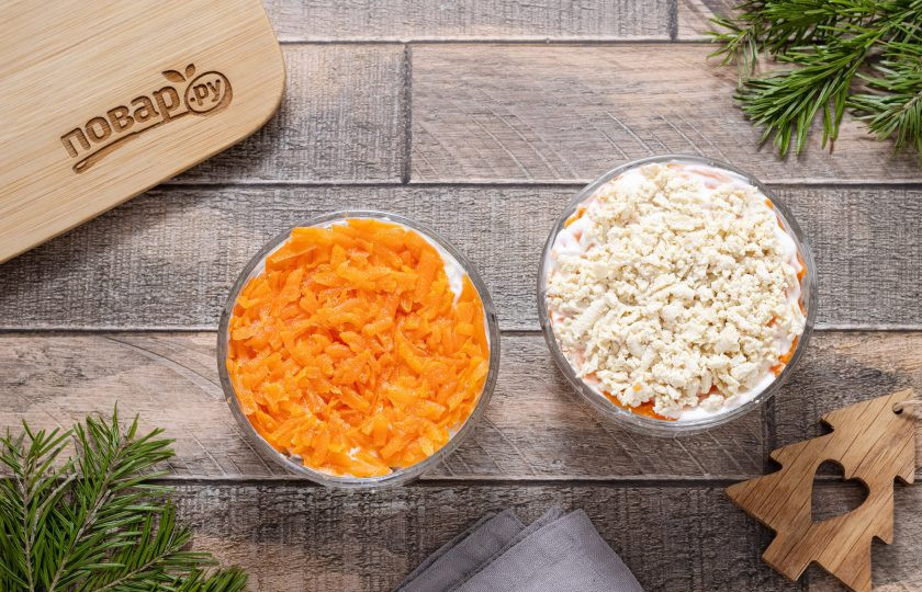 1. Этап. Шуба без селедки на Новый год: Следующий слой сделайте из моркови. Ее тоже посолите и промажьте майонезом. После выложите слой из тофу, промажьте его майонезом.