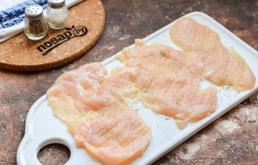 1. Этап. Куриные рулетики в кляре: Куриное филе нарежьте пластинами, после прикройте пищевой пленкой, отбейте при помощи кухонного молотка. Должны получиться плоские и тонкие отбивные.