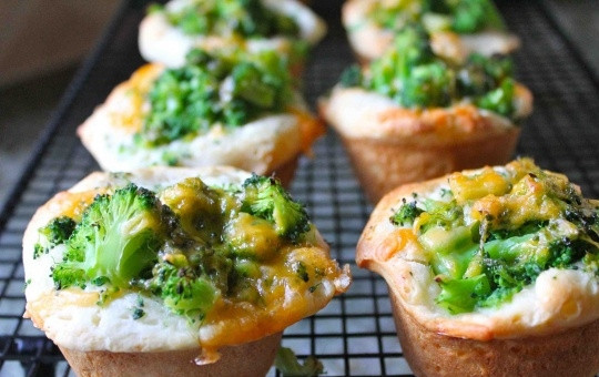 1. Этап. Кекс из брокколи: 4. Выпекайте кексы до румяности минут 15. Остудите немного и подавайте к столу. Приятного аппетита!