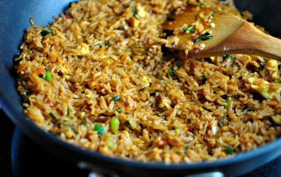 1. Этап. Жареный пряный рис: 7. Затем влейте устричный и соевый соус, а также добавьте чили пасту. Всё перемешайте.