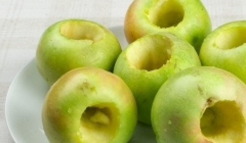 1. Этап. Печеные яблоки в микроволновке: Хорошенько моем яблоки, вытираем. Аккуратно, чтобы не проколоть насквозь, вырезаем ненужную нам сердцевину.