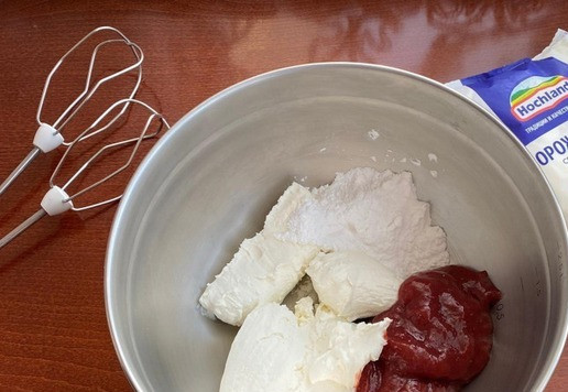 1. Этап. Рулет Карпатка: В миске смешайте творожный сыр ТМ 