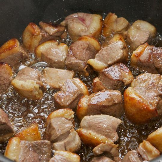 1. Этап. Тушенная утка с баклажанами и картофелем: Готовьте утку на среднем огне, время от времени помешивайте. Готовьте до коричневатого цвета со всех сторон.