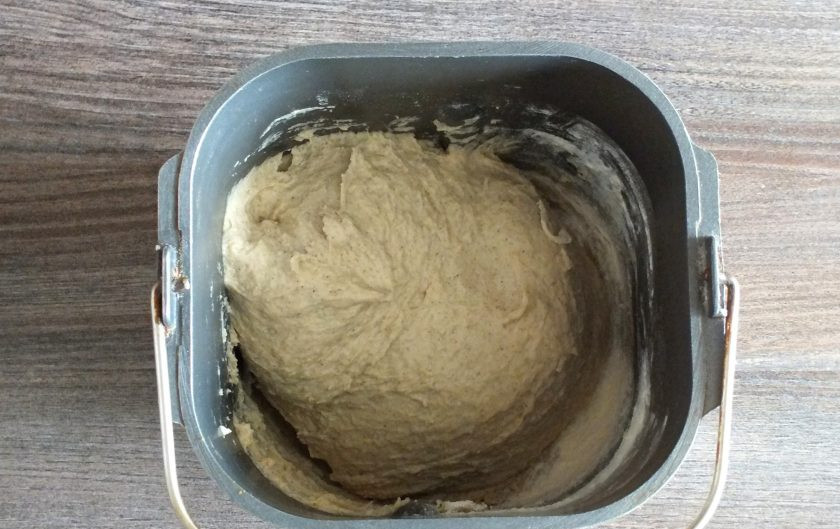 1. Этап. Амарантовый хлеб в хлебопечке: Постепенно подсыпайте оставшуюся часть пшеничной муки. Когда образуется достаточно плотный комок, муку можно уже не добавлять. Учитывая разную пшеничную муку, ее может уйти больше или меньше, поэтому ориентируйтесь на образование тестяного комка. Как только он образуется, прикройте крышкой хлебопечки и дождитесь окончания режима.