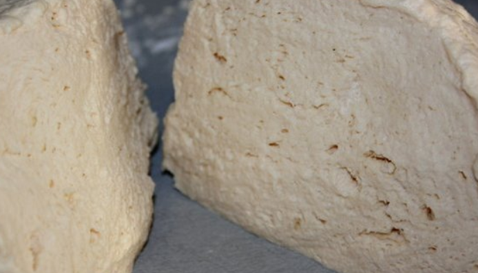 1. Этап. Круассаны из творожного теста: Смешайте творог с солью, растительным маслом и яблочным соком. Затем добавьте просеянную с разрыхлителем муку. Замесите творожное тесто.