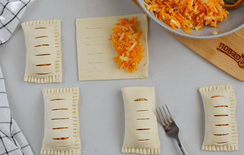 1. Этап. Тыква в слоеном тесте: Закройте слойки, вилочкой запечатайте край.