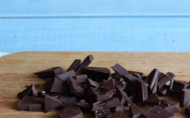 1. Этап. Брауни с вишней: 3. Порубите оставшийся шоколад. Сделать это очень просто - ножом.