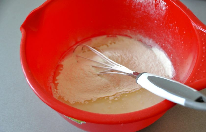 1. Этап. Кайнары: Просейте муку, замесите тесто, вымешивайте на столе 10 минут, тесто должно быть мягким и гладким.