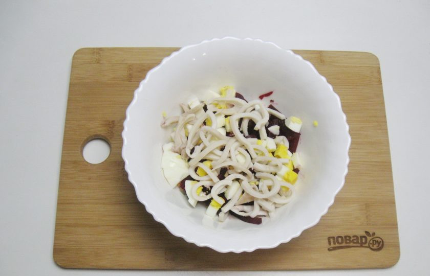 1. Этап. Салат с кальмарами и свеклой: Кальмары также нарежьте соломкой и выложите в салатник.