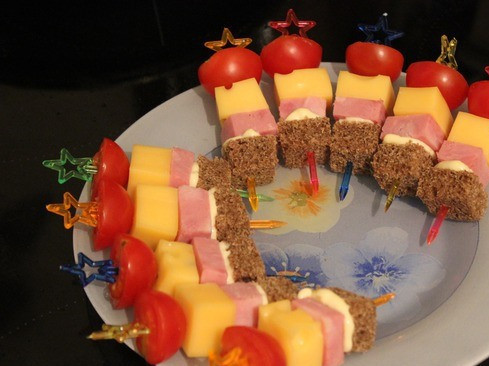 1. Этап. Канапе с колбасой и сыром: 5. А вот и третий вид, - из хлеба, плавленного сыра, докторской колбасы, кубиков сыра и помидорок черри.