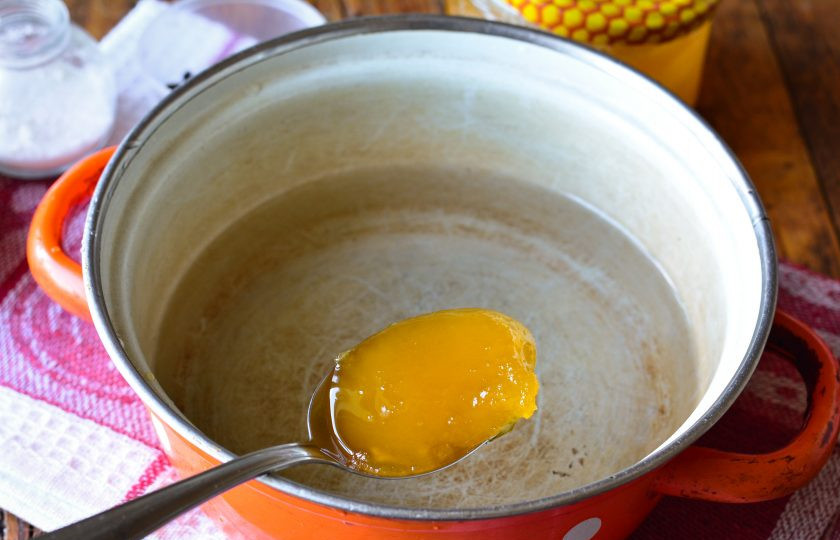 1. Этап. Капуста квашеная с медом: Смешайте теплую, слегка подогретую воду с медом, размешайте до растворения меда.