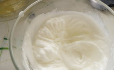 1. Этап. Бразильский банановый пирог: Белки отделяем от желтков и взбиваем на большой скорости до пышного и плотного состояния. Отправляем белки в холодильник.