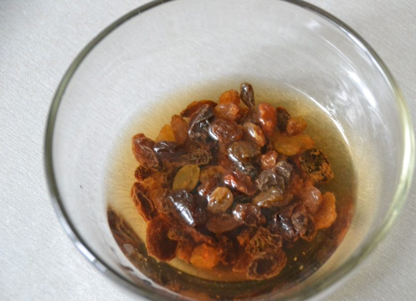 1. Этап. Штрудель со сливой: Промойте сливы, удалите косточки, мелко нарежьте. Промойте изюм, замочите его в коньяке или роме.