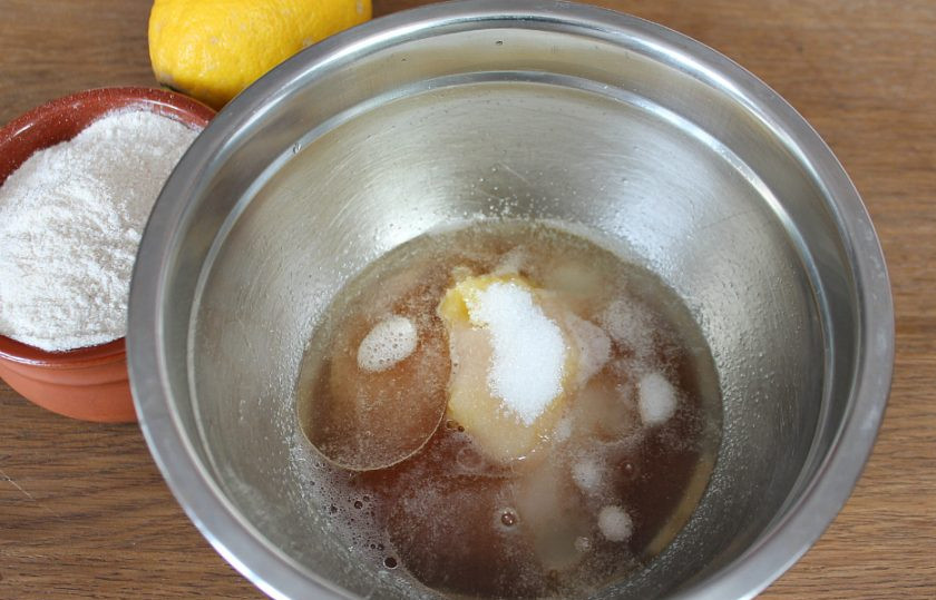 1. Этап. Постное печенье на соке: Насыпаем сахар. Все хорошо перемешиваем.