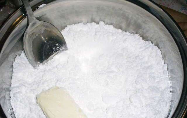 1. Этап. Сгущенка за 15 минут: 1. Смешиваем сахар (сахарную пудру) с молоком и сливочным маслом.