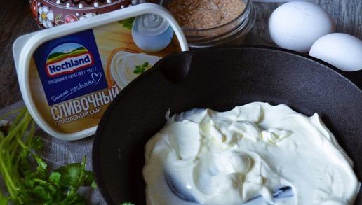 1. Этап. Яичница в сырно-сметанном соусе: В холодную сковороду выложить сырную массу. Прогреть пару минут, огонь ниже среднего.