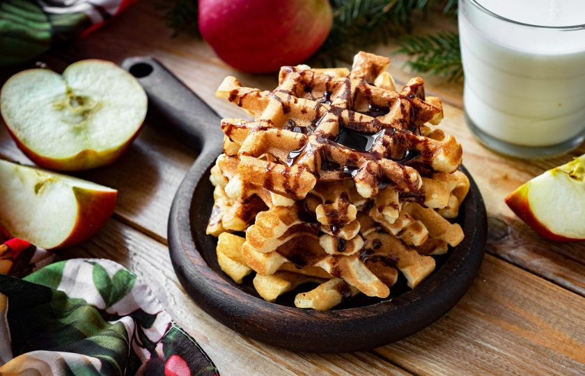 1. Этап. Венские вафли на кефире: Готовые вафли сложите стопочкой, полейте любимым сиропом и подавайте к столу.