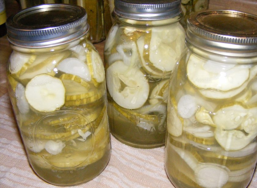 1. Этап. Салат из свежих огурцов на зиму: 4. Горячие банки ставлю в большую кастрюлю с горячей водой, кипячу 15 минут, затем достаю банки и закатываю их. Укутываю банки одеялом и остужаю их, затем отправляю в кладовую.