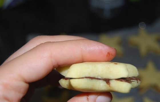 1. Этап. Песочное печенье Звездочки (пошаговый рецепт): Готовые печенья остужаем, промазываем шоколадом и накрываем второй печенькой. Готово, приятного аппетита!