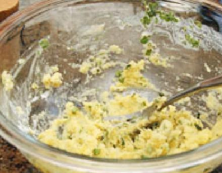 1. Этап. Сладкий картофель с йогуртом и кориандром: Давим, мешаем картофель с кокосовым молоком, листочками кинзы, карри, мукой, солью и перцем (по вкусу).