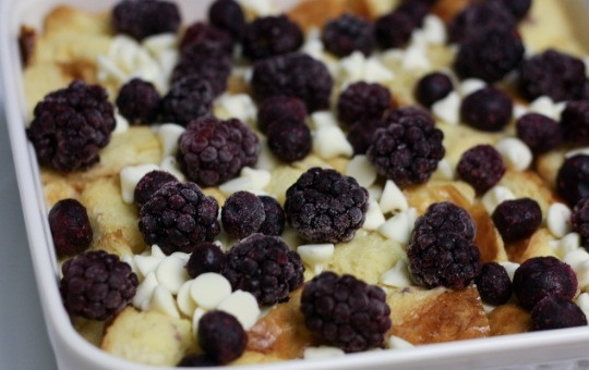 1. Этап. Хлебно-ягодный пудинг: 4. Добавьте ягодное ассорти из любимых плодов. Отправьте форму в разогретый до 180 градусов духовой шкаф на 45 минут.