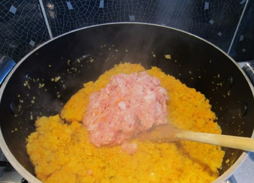 1. Этап. Лазанья в духовке: Затем добавляем к овощам измельченную блендером панчетту (бекон).