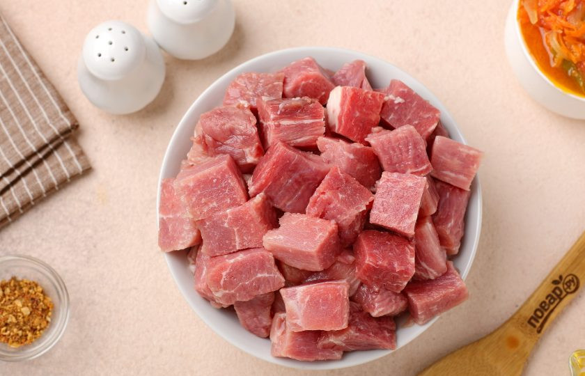 1. Этап. Свинина с лечо: Мясо промойте, обсушите и нарежьте кубиками как для гуляша.