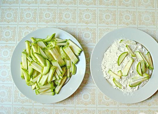 1. Этап. Закуска из кабачков Днестровская: 1. В первую очередь промоем кабачки, срезаем кончики, и соломкой нарезаем кабачки. Кабачки немного посолим. Затем панируем их в муке.