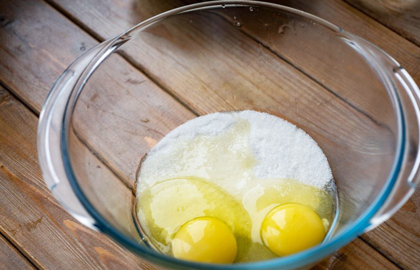 1. Этап. Тыквенно-овсяный пирог: ​В просторную миску вбейте яйца, добавьте сахар.