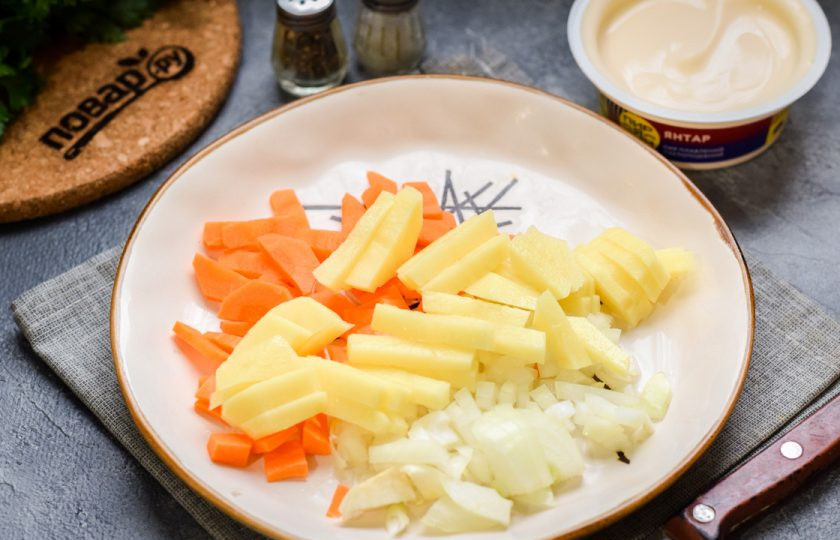 1. Этап. Суп с чечевицей и сыром: Очистите картофель, нарежьте его брусками.