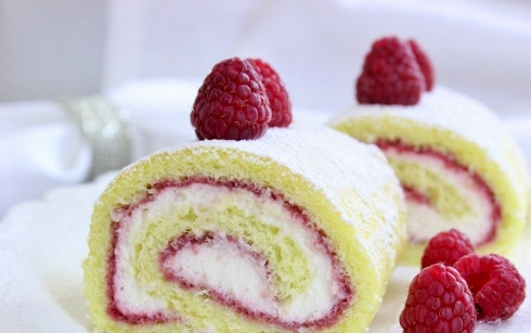 1. Этап. Рулет бисквитный с ягодами: 16. Готовый рулет посыпьте сахарной пудрой и украсьте свежими ягодами. Приятного аппетита!