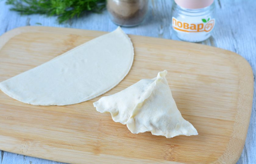 1. Этап. Самосы с овощами: Защипните оставшийся край. Таким образом слепите все самосы.