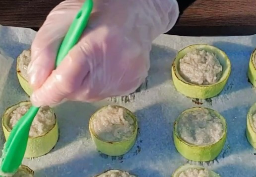 1. Этап. Аппетитная закуска из кабачков и индейки: 15. И заполняем начинкой.