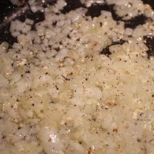 1. Этап. Соус из консервированных помидоров: В большой кастрюле разогрейте оливковое масло. Добавьте мелко нарезанные лук и чеснок, обжарьте в течение пары минут, посолите и поперчите.