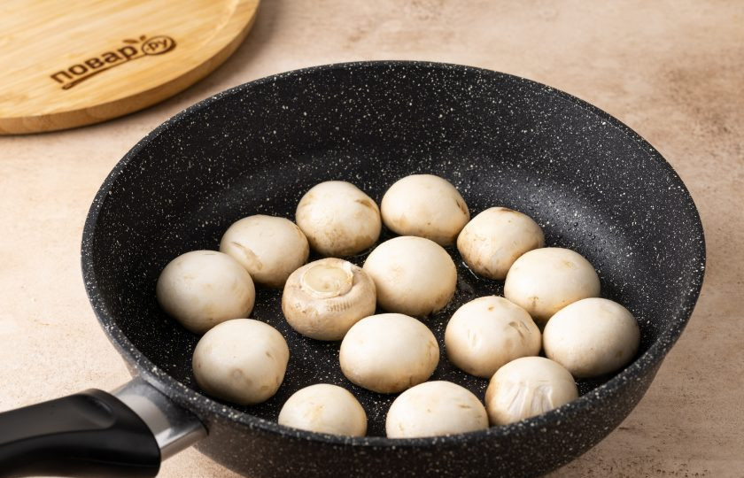 1. Этап. Шампиньоны в соусе карри: Разогрейте в сковороде растительное масло. Добавьте шампиньоны. Тщательно перемешайте, чтобы они все были покрыты маслом. Жарьте 2-3 минуты на огне чуть выше среднего.