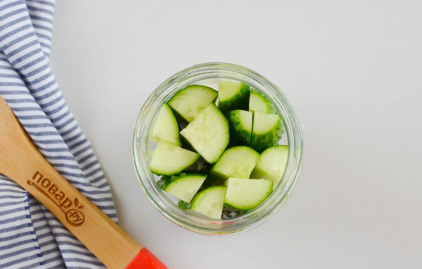 1. Этап. Огурцы в томатном соусе: Каждый огурец порежьте вдоль на 4 длинных брусочка и очень плотно выложите в банки.