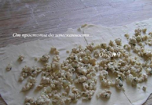 1. Этап. Балканские пирожки от Сержа Марковича: Для одного пирожка возьмите 2 листа теста фило, сбрызните маслом, сверните вдвое, чтобы получился вытянутый прямоугольник. Выложите половину начинки, распределите по всей поверхности, придерживаясь середины. Начиная с угла сверните треугольный пирожок, затем смажьте маслом и еще раз сверните пополам. Аналогично сделайте второй пирожок.