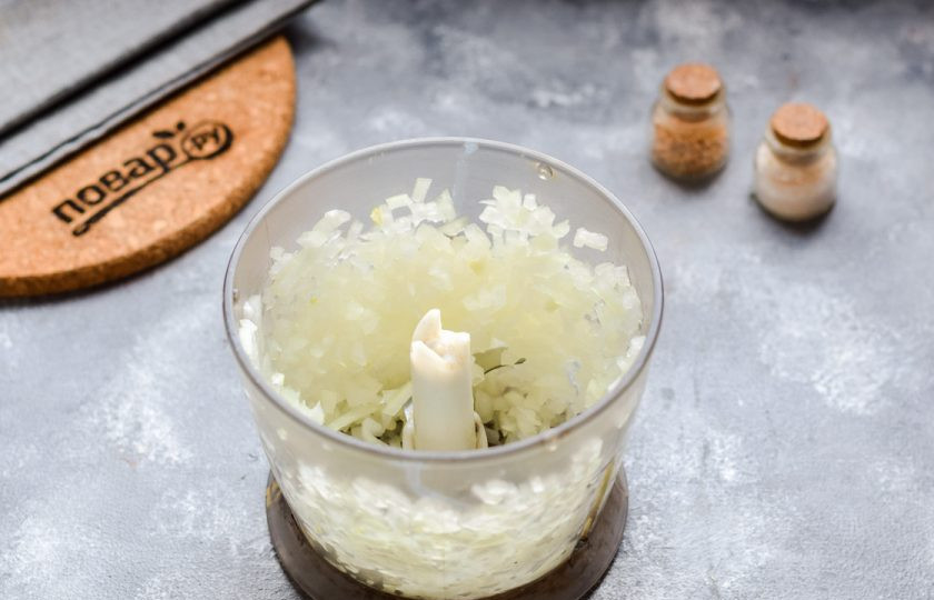 1. Этап. Куриный рулет по Дюкану: Очистите лук и измельчите в чаше блендера.