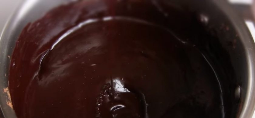 1. Этап. Пирожные заварные (эклеры): 5. Приготовьте глазурь: смешайте сахар, какао, сливочное масло и молоко, поставьте на огонь и дайте сахару раствориться. Слегка остудите глазурь.