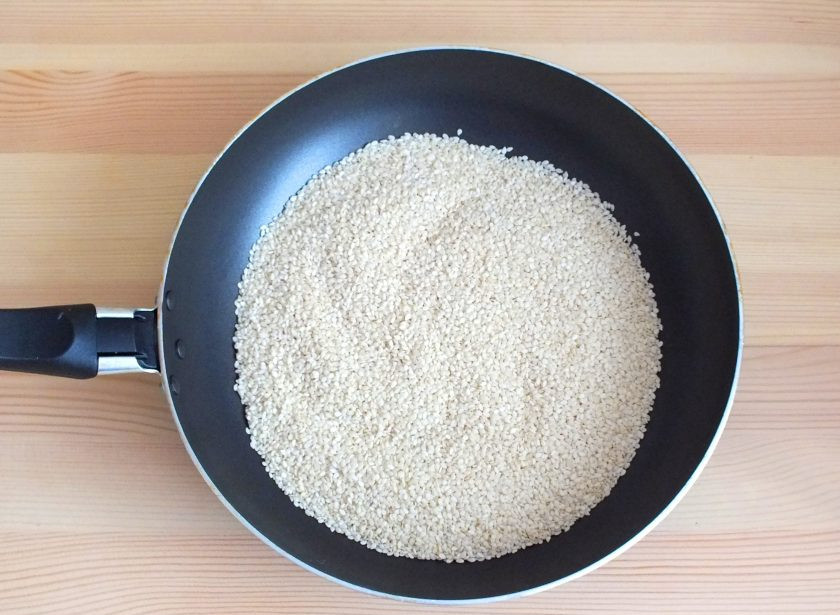 1. Этап. Кунжутное печенье без муки: Переложите кунжут в сковороду и обжарьте в течение 6 минут постоянно помешивая, до легкого колера.