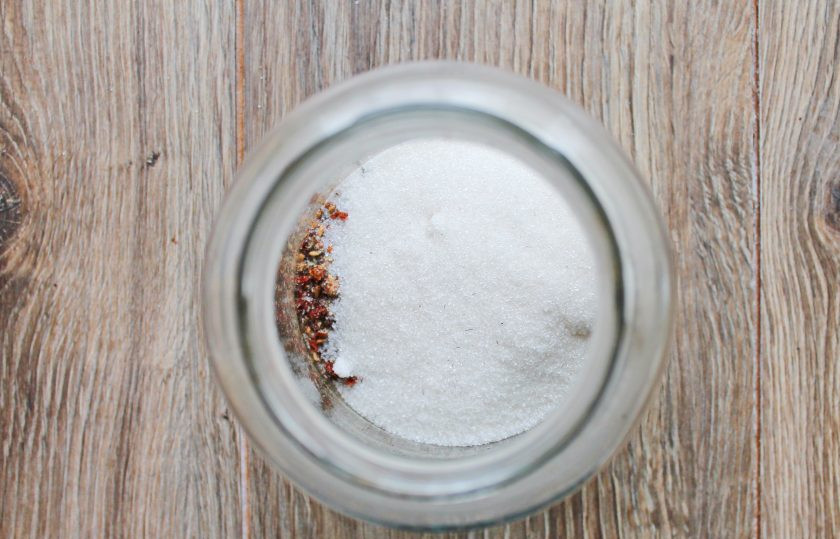 1. Этап. Настойка самогона на шиповнике: Всыпьте в банку с шиповником сахар.