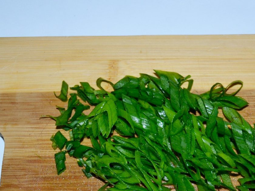 1. Этап. Салат с мясом говядины: 6. Нарезаем зеленый лук и репчатый лук, тоже отправляем их к салату. Оставьте немного зеленого лука для украшения.