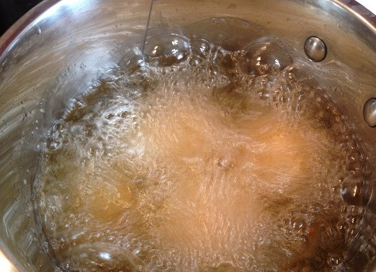 1. Этап. Аранчини из кускуса с цукини и моцареллой: 12. Разогреваем на огне чуть больше среднего растительное масло, опускаем в масло по 3-4 шарика-аранчини (или обжариваем во фритюрнице).