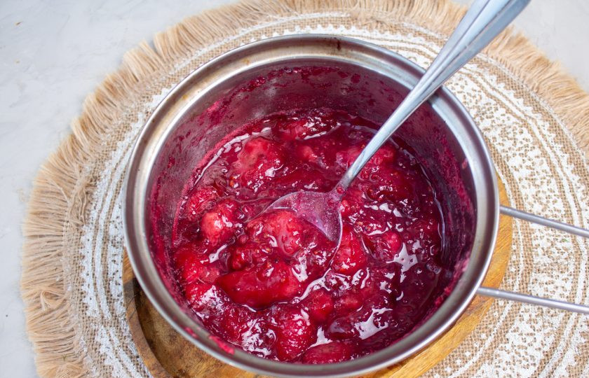 1. Этап. Красная смородина с бананом на зиму: Готовое варенье без загустителей получается как желе.