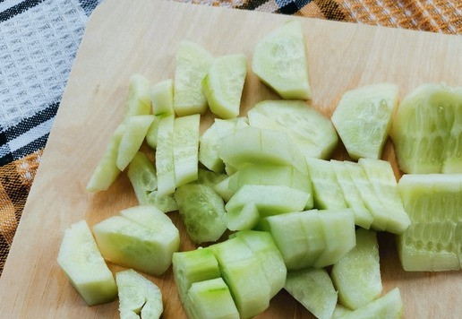 1. Этап. Холодный сельдереевый суп: Вымыть, очистить от кожицы и нарезать огурцы кусочками.