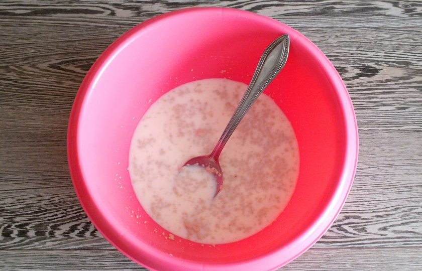 1. Этап. Синнабоны с малиной: В теплом молоке растворите столовую ложку сахара и дрожжи. Оставьте на 15 минут.