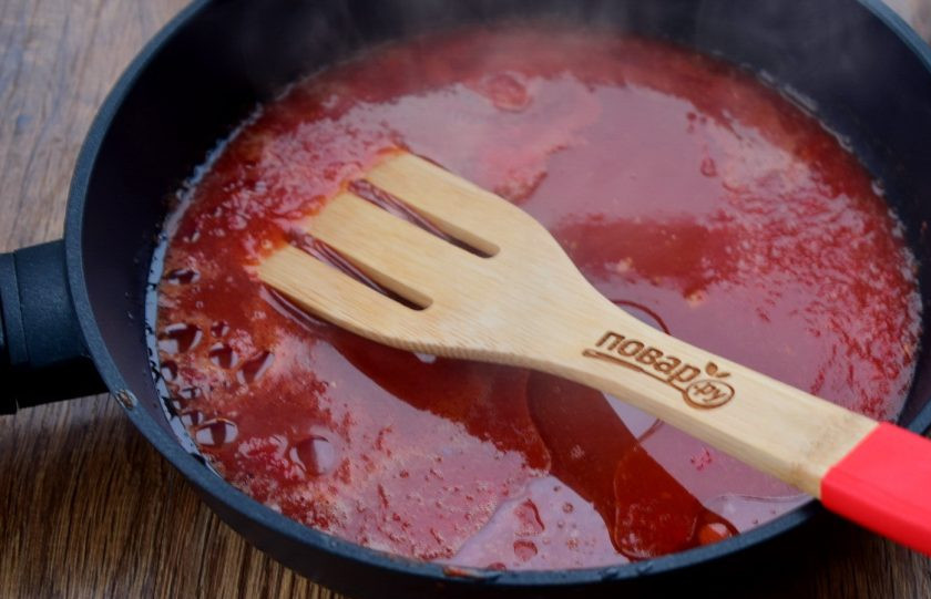 1. Этап. Турецкий суп Эдна: Имбирь очистите и измельчите. На разогретом масле в глубокой сковороде обжарьте его до появления аромата. С томатов снимите кожицу, разомните и добавьте в сковороду. Готовьте в течение 3 минут.