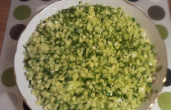 1. Этап. Белая береза (салат с черносливом): Измельчаем огурцы и распределяем их сверху.