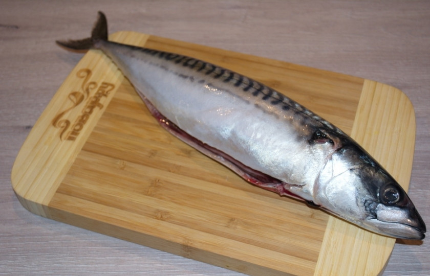 1. Этап. Скумбрия, запеченная с грибами: Для приготовления блюда нам необходимо взять тушку рыбы. Выбирайте тушку ровную, крупную, без изъянов. Рыбу нужно вымыть. Удалите жабры, распорите брюшко, выпотрошите рыбку. Снова промойте её и обсушите. Натрите солью и перцем. Не используйте много соли, т.к. скумбрия сама по себе соленая.